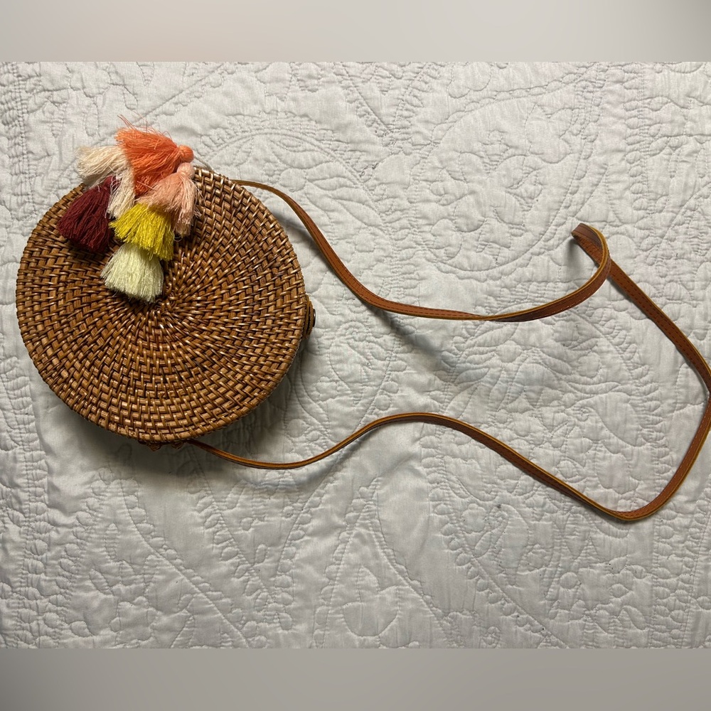 Round Woven Bag with Tassels (new)
